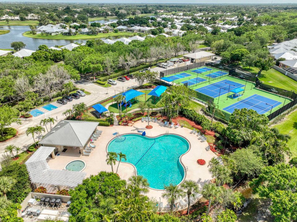 合同活跃: $429,900 (3 贝兹, 2 浴室, 1952 平方英尺)