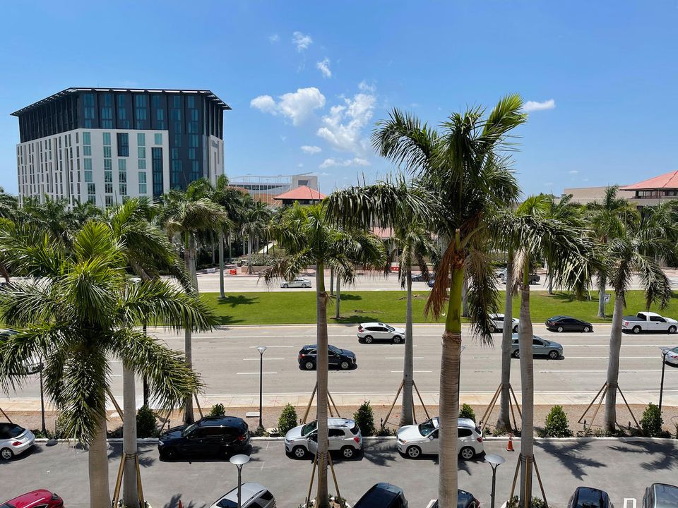 Под контрактом: $2,995 (2 спален, 2 ванн, 1132 Квадратных фут)