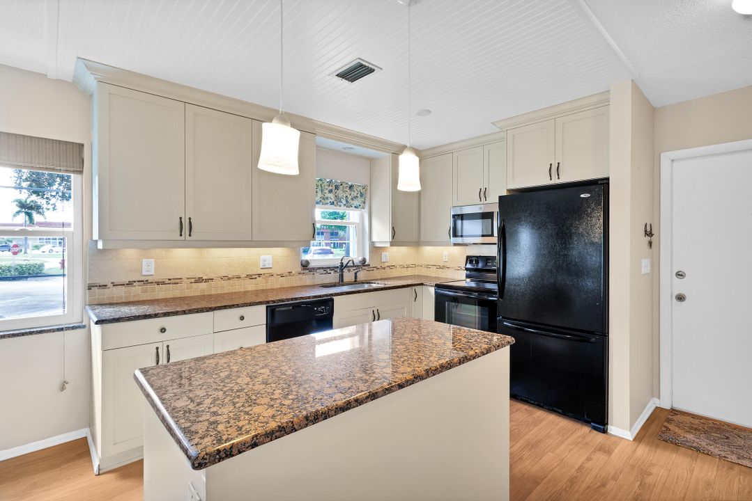 For Sale: $160,000 (2 beds, 2 baths, 1000 Square Feet)