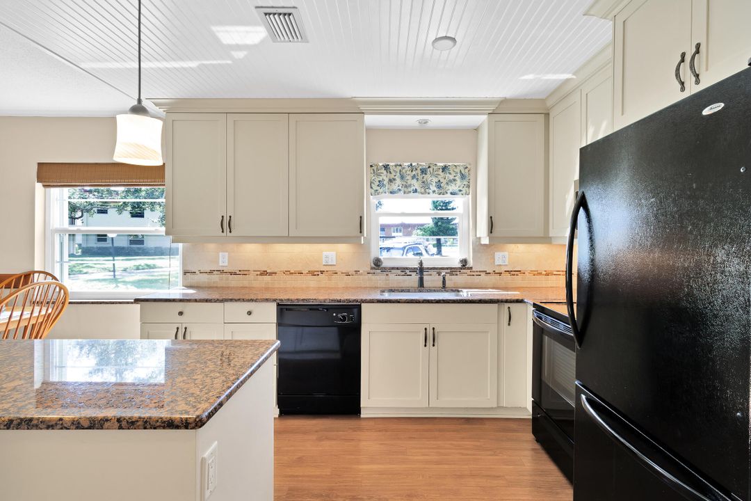 For Sale: $160,000 (2 beds, 2 baths, 1000 Square Feet)