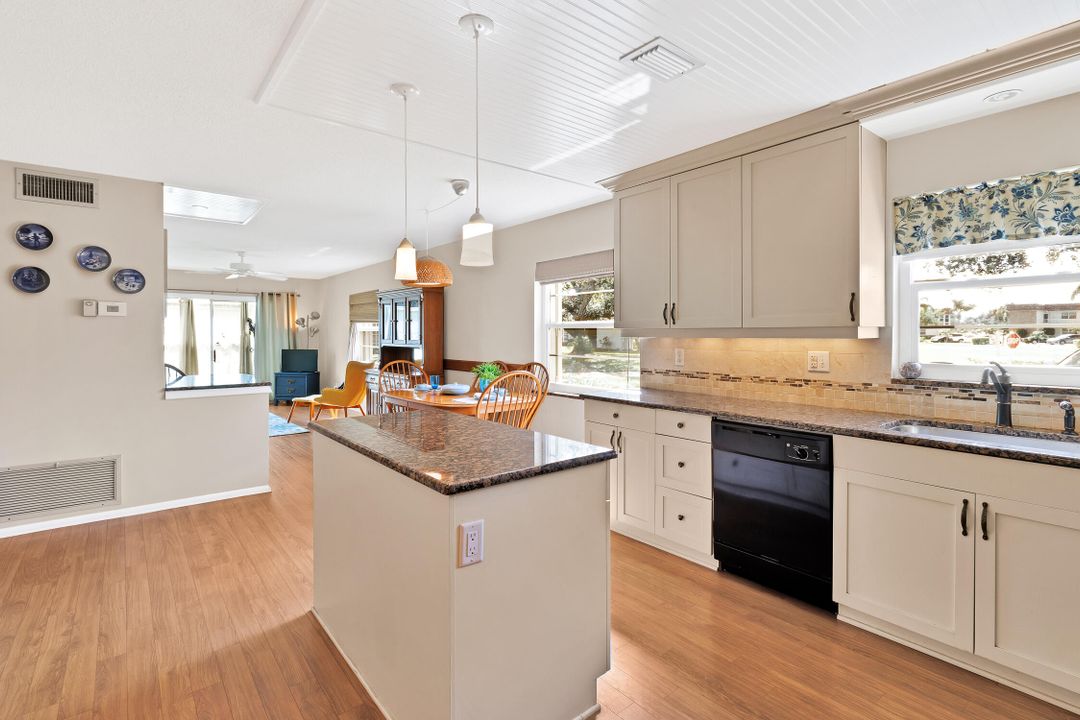 For Sale: $160,000 (2 beds, 2 baths, 1000 Square Feet)