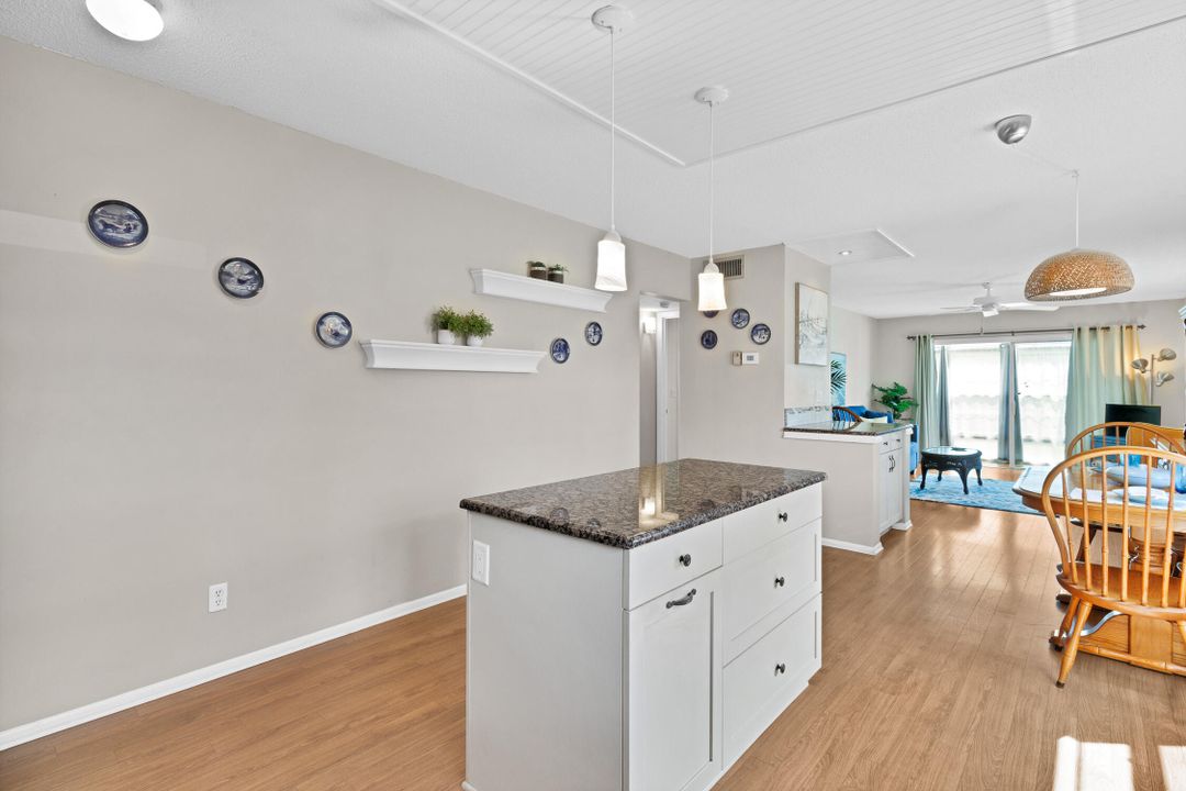 For Sale: $160,000 (2 beds, 2 baths, 1000 Square Feet)