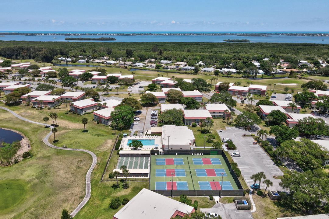 For Sale: $160,000 (2 beds, 2 baths, 1000 Square Feet)