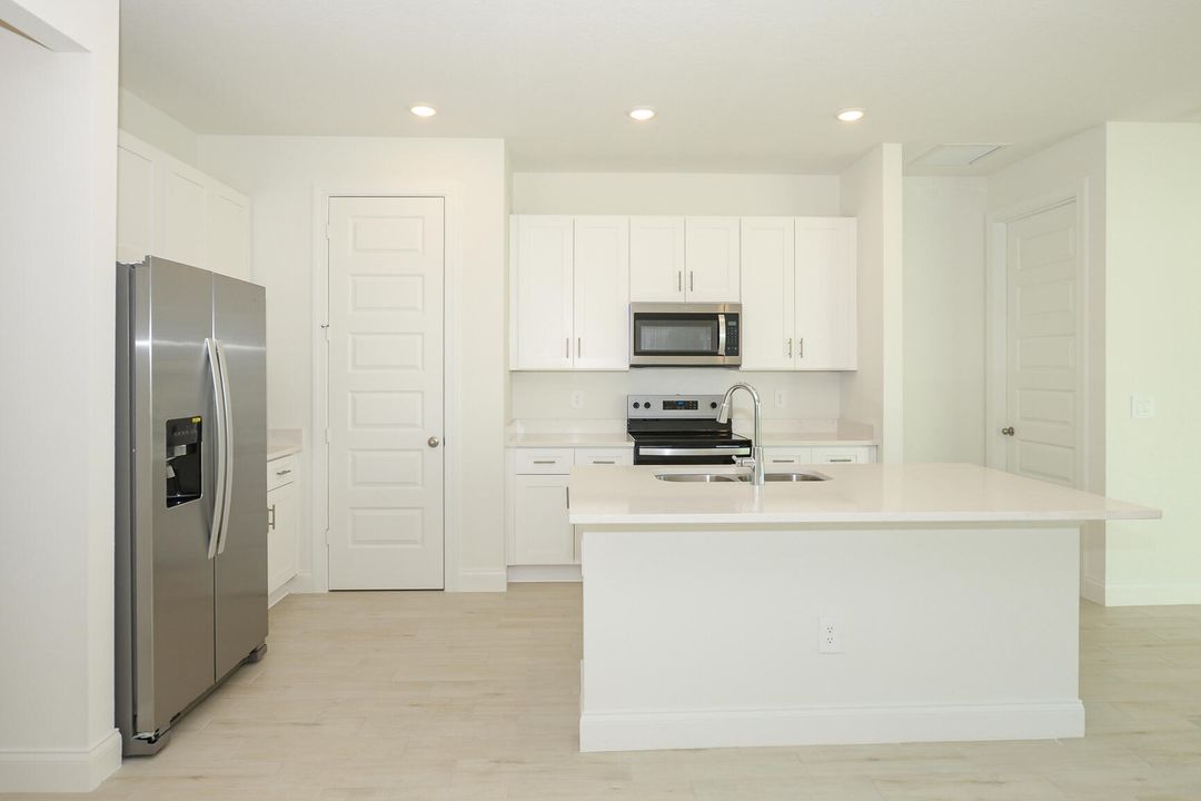 出租: $3,000 (3 贝兹, 2 浴室, 1654 平方英尺)