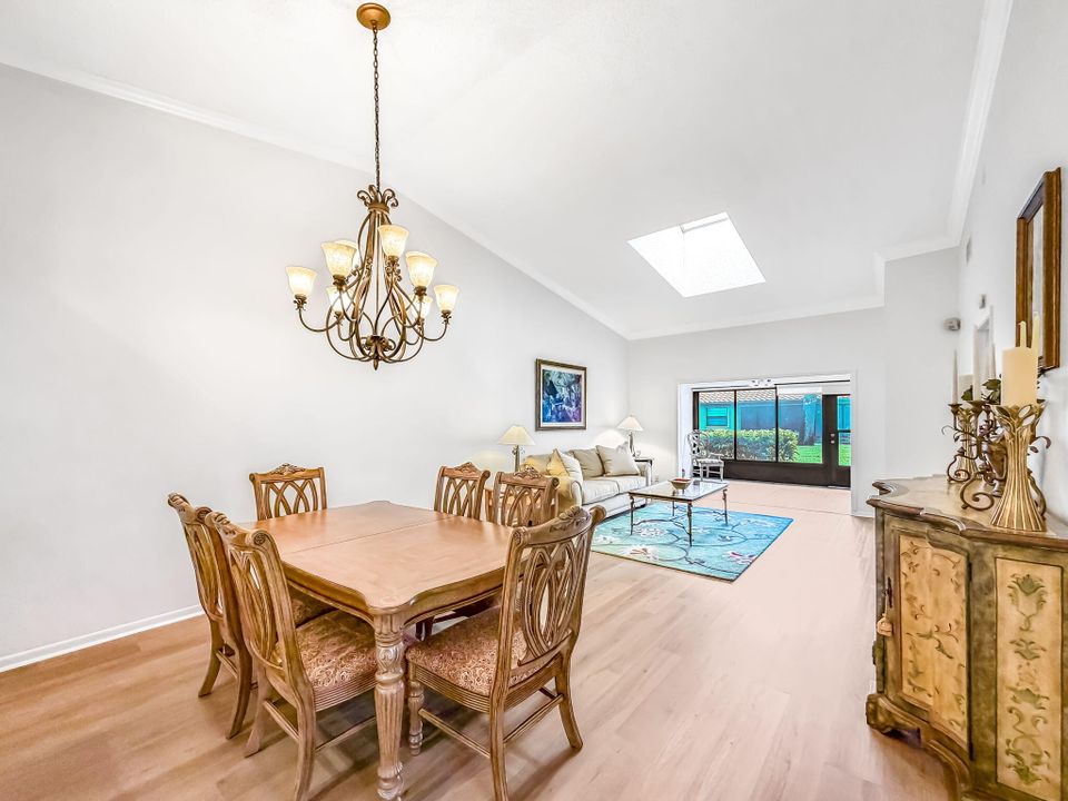 На продажу: $389,900 (2 спален, 2 ванн, 1500 Квадратных фут)