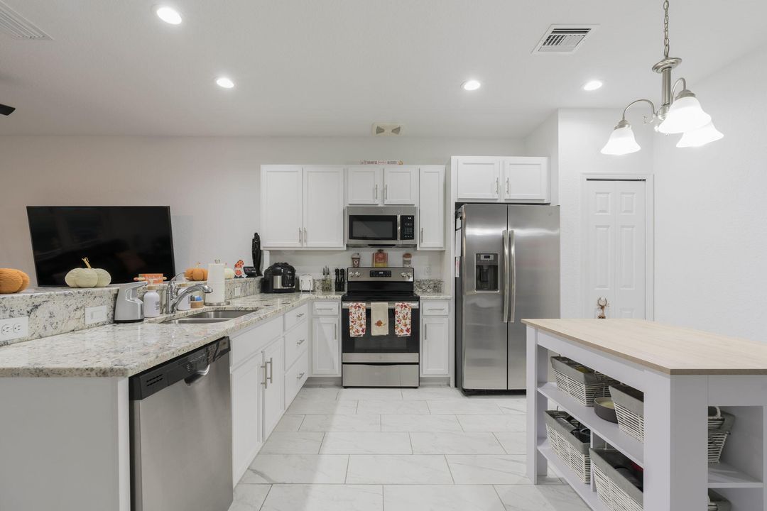 待售: $314,000 (2 贝兹, 2 浴室, 1354 平方英尺)