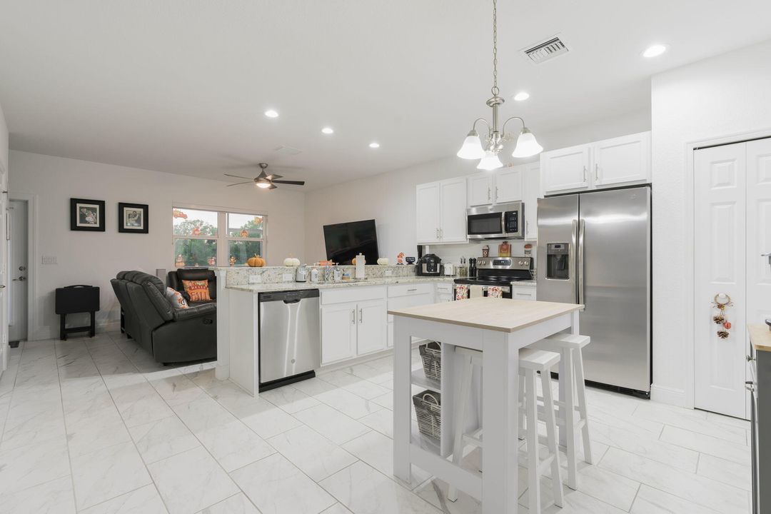 待售: $314,000 (2 贝兹, 2 浴室, 1354 平方英尺)