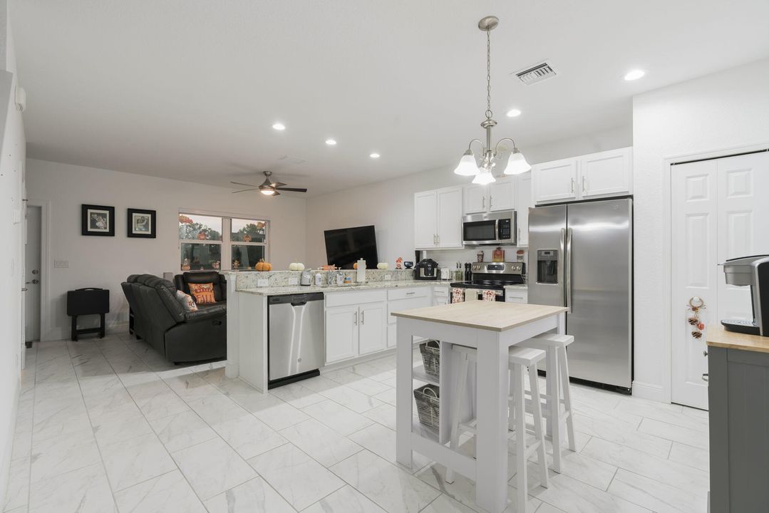 待售: $314,000 (2 贝兹, 2 浴室, 1354 平方英尺)