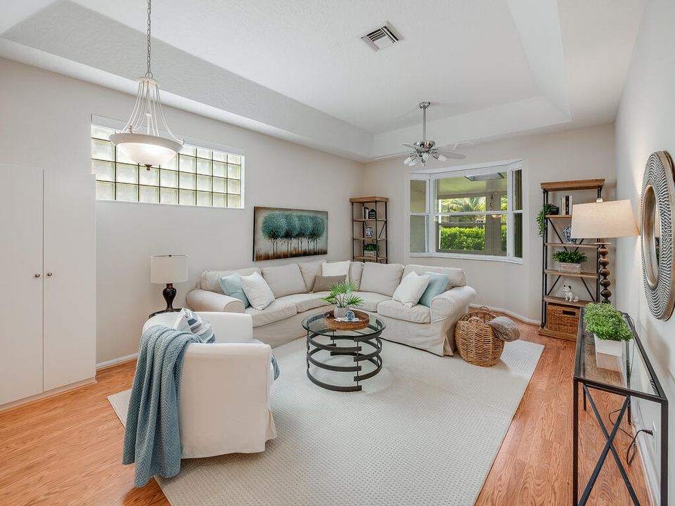 待售: $480,000 (3 贝兹, 2 浴室, 2353 平方英尺)