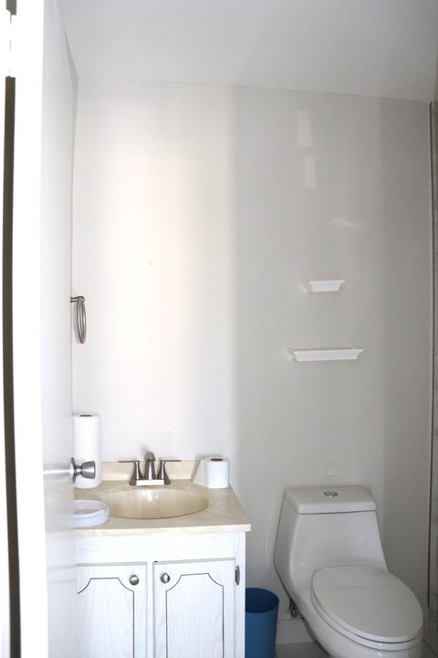 На продажу: $69,900 (1 спален, 1 ванн, 726 Квадратных фут)