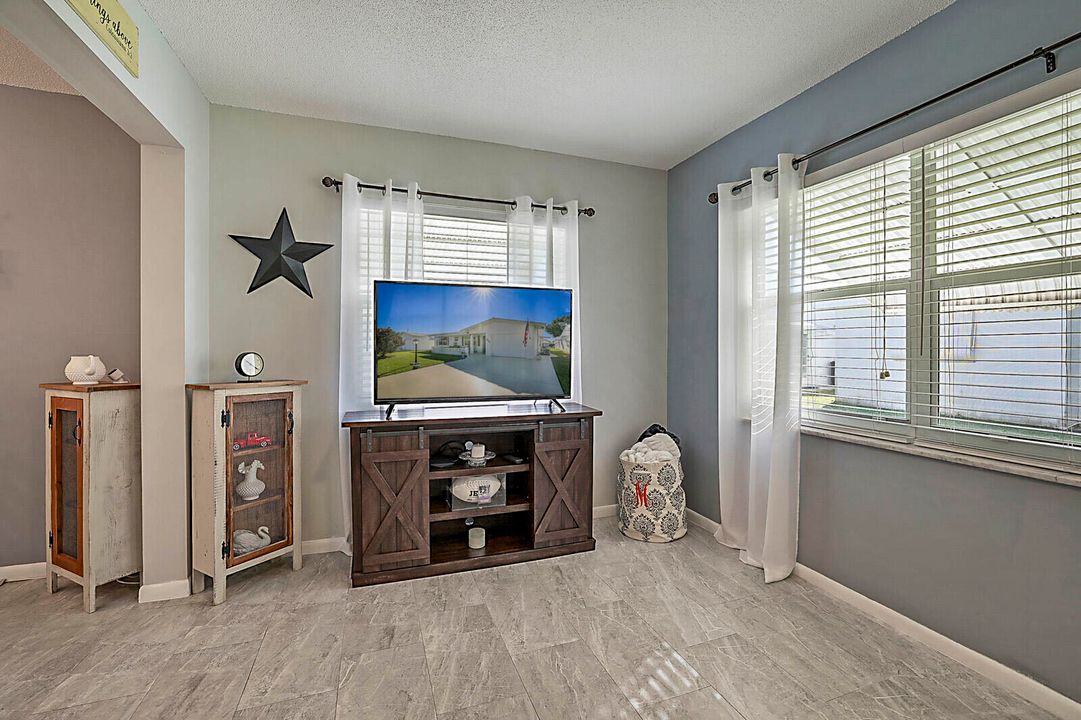 For Sale: $349,900 (2 beds, 2 baths, 1428 Square Feet)