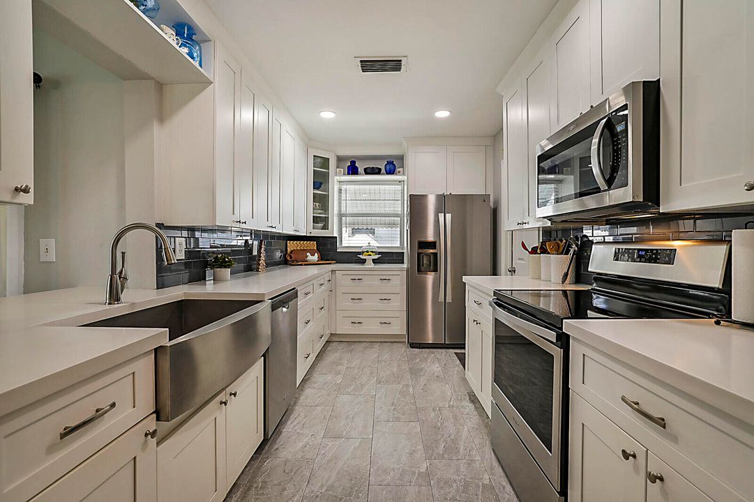 For Sale: $349,900 (2 beds, 2 baths, 1428 Square Feet)