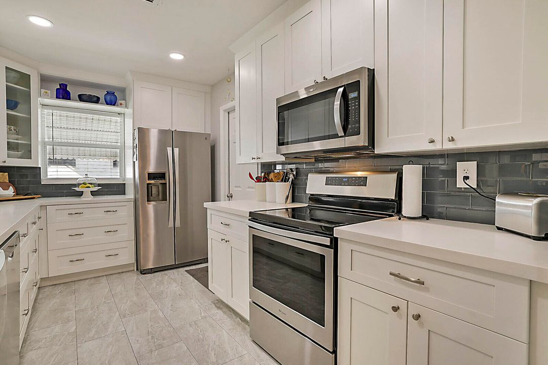 For Sale: $349,900 (2 beds, 2 baths, 1428 Square Feet)