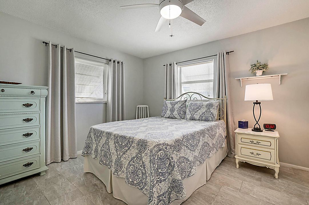 For Sale: $349,900 (2 beds, 2 baths, 1428 Square Feet)