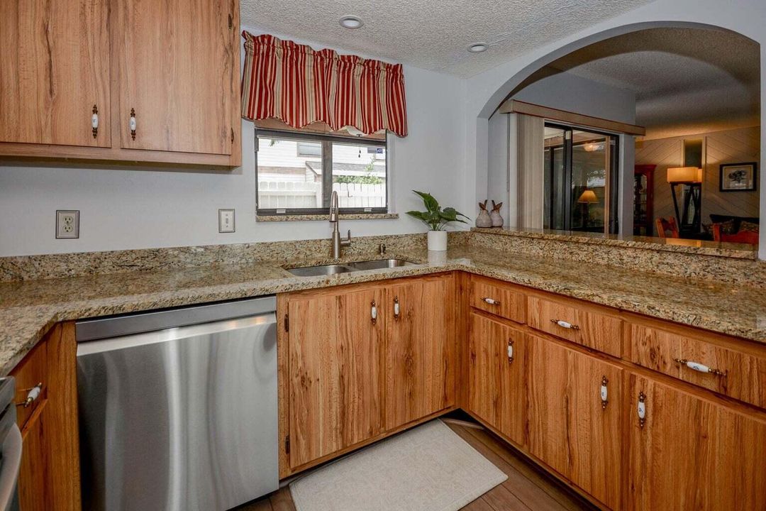 Active With Contract: $2,750 (3 beds, 2 baths, 1435 Square Feet)