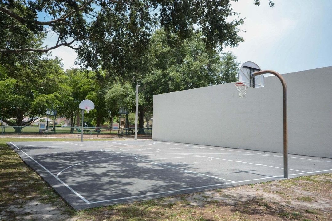 Active With Contract: $2,750 (3 beds, 2 baths, 1435 Square Feet)