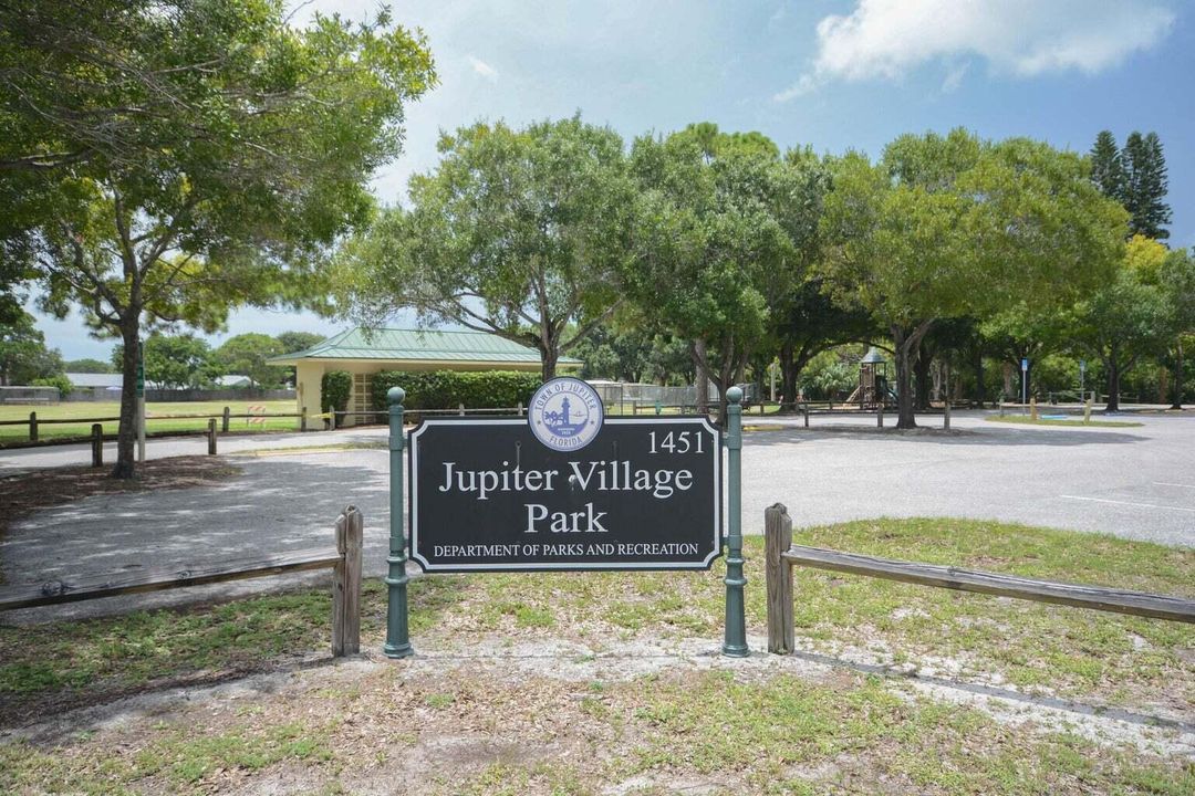 Active With Contract: $2,750 (3 beds, 2 baths, 1435 Square Feet)