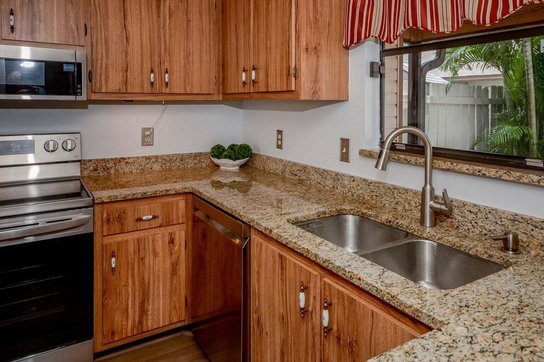 Active With Contract: $2,750 (3 beds, 2 baths, 1435 Square Feet)