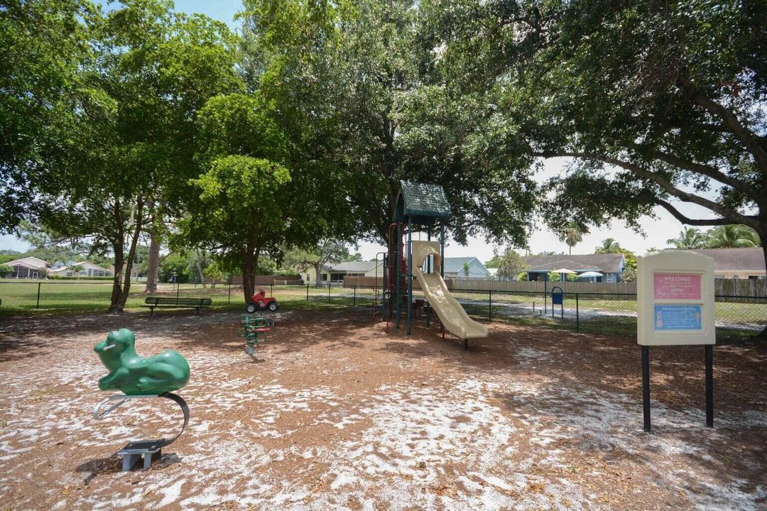 Active With Contract: $2,750 (3 beds, 2 baths, 1435 Square Feet)