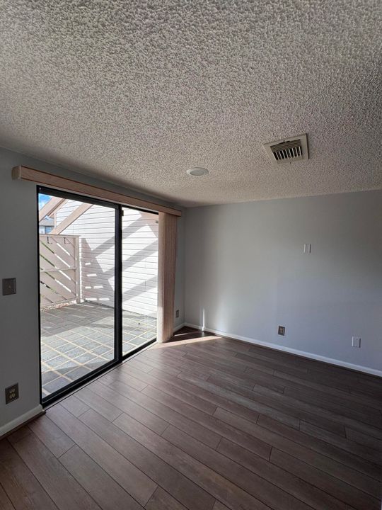 Active With Contract: $2,750 (3 beds, 2 baths, 1435 Square Feet)