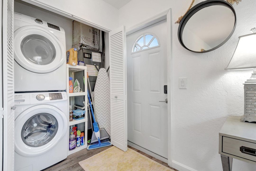 For Sale: $345,000 (2 beds, 1 baths, 720 Square Feet)