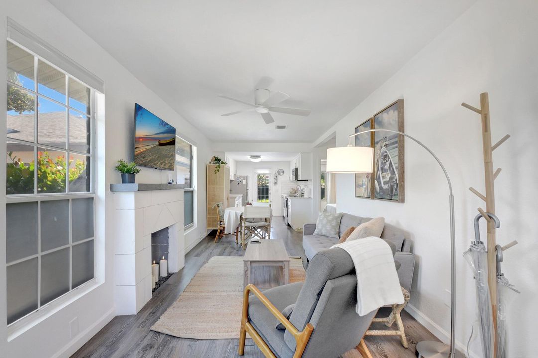 For Sale: $345,000 (2 beds, 1 baths, 720 Square Feet)