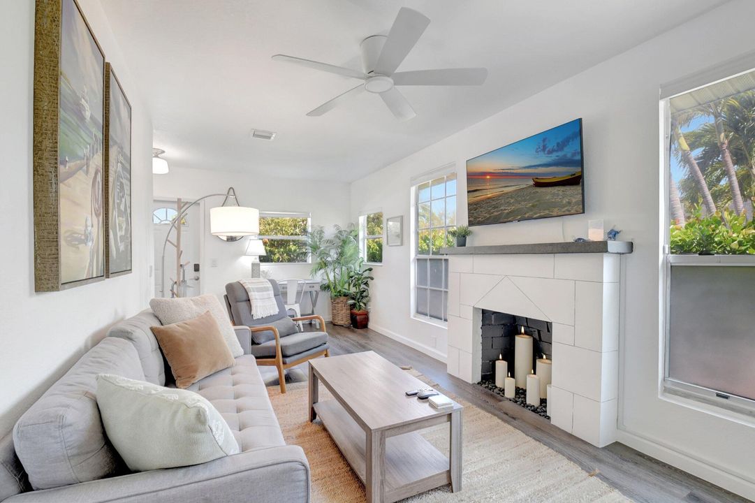 For Sale: $345,000 (2 beds, 1 baths, 720 Square Feet)