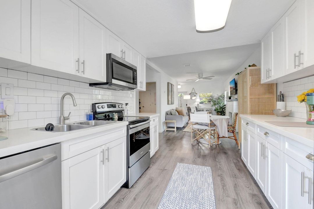 For Sale: $345,000 (2 beds, 1 baths, 720 Square Feet)