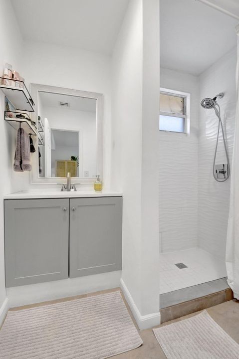 For Sale: $345,000 (2 beds, 1 baths, 720 Square Feet)