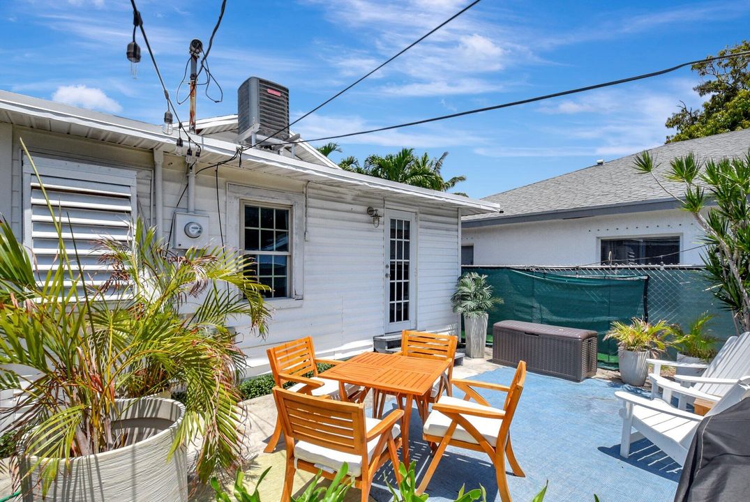 For Sale: $345,000 (2 beds, 1 baths, 720 Square Feet)