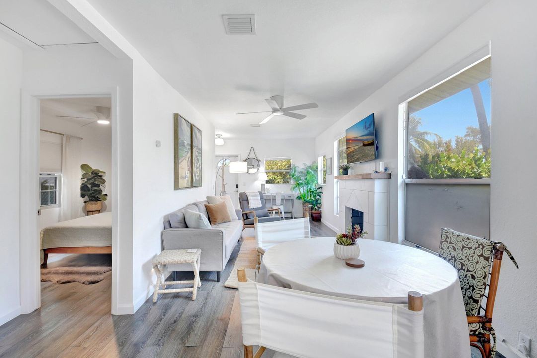 For Sale: $345,000 (2 beds, 1 baths, 720 Square Feet)