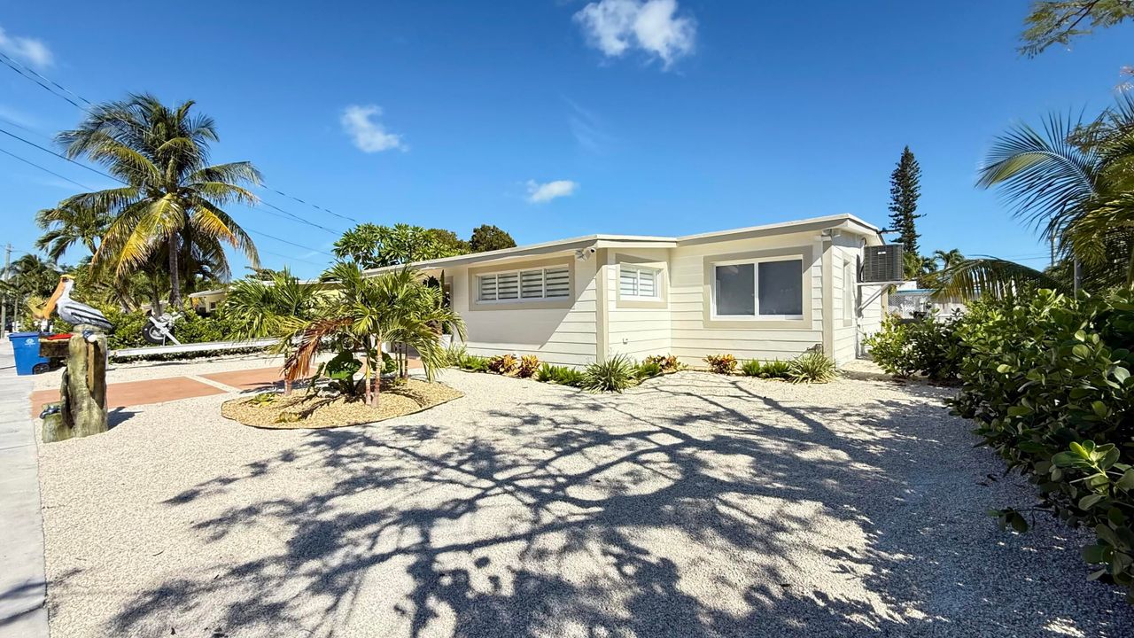 For Sale: $1,200,000 (2 beds, 2 baths, 1056 Square Feet)