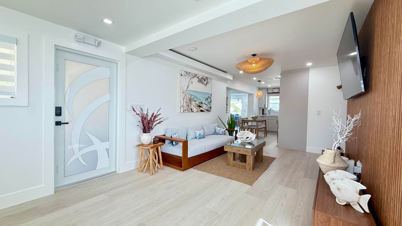 For Sale: $1,200,000 (2 beds, 2 baths, 1056 Square Feet)