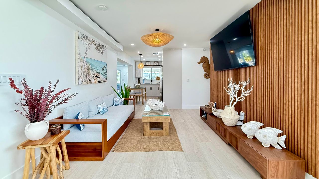 For Sale: $1,200,000 (2 beds, 2 baths, 1056 Square Feet)