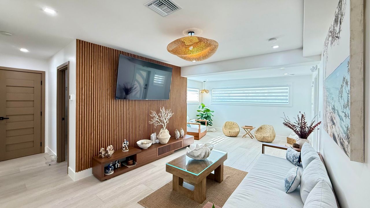 For Sale: $1,200,000 (2 beds, 2 baths, 1056 Square Feet)