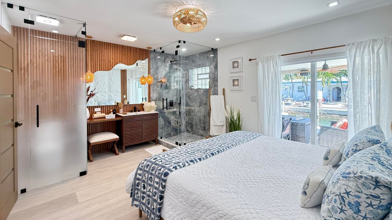 For Sale: $1,200,000 (2 beds, 2 baths, 1056 Square Feet)