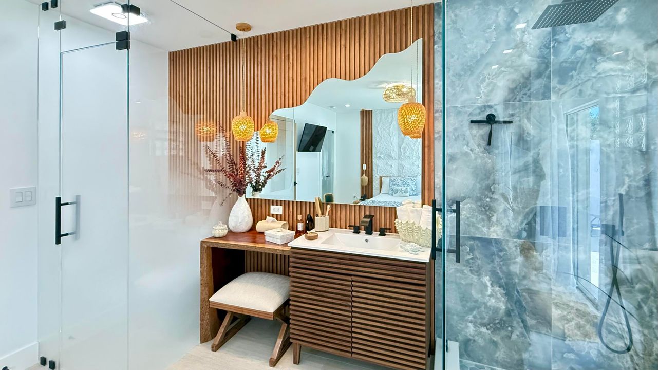 For Sale: $1,200,000 (2 beds, 2 baths, 1056 Square Feet)