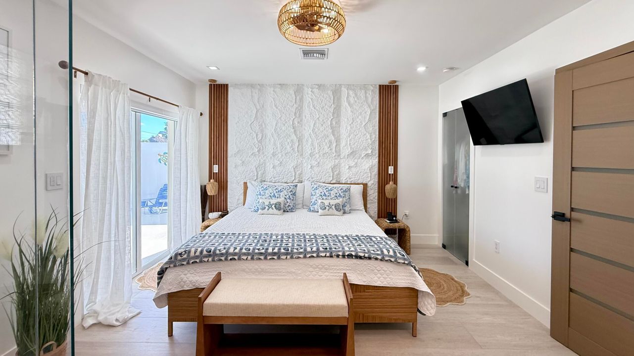 For Sale: $1,200,000 (2 beds, 2 baths, 1056 Square Feet)