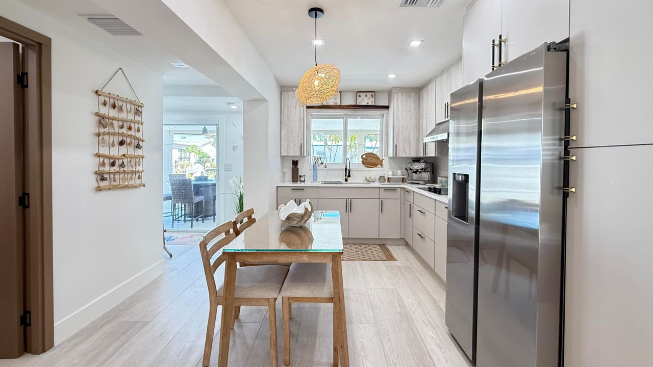 For Sale: $1,200,000 (2 beds, 2 baths, 1056 Square Feet)