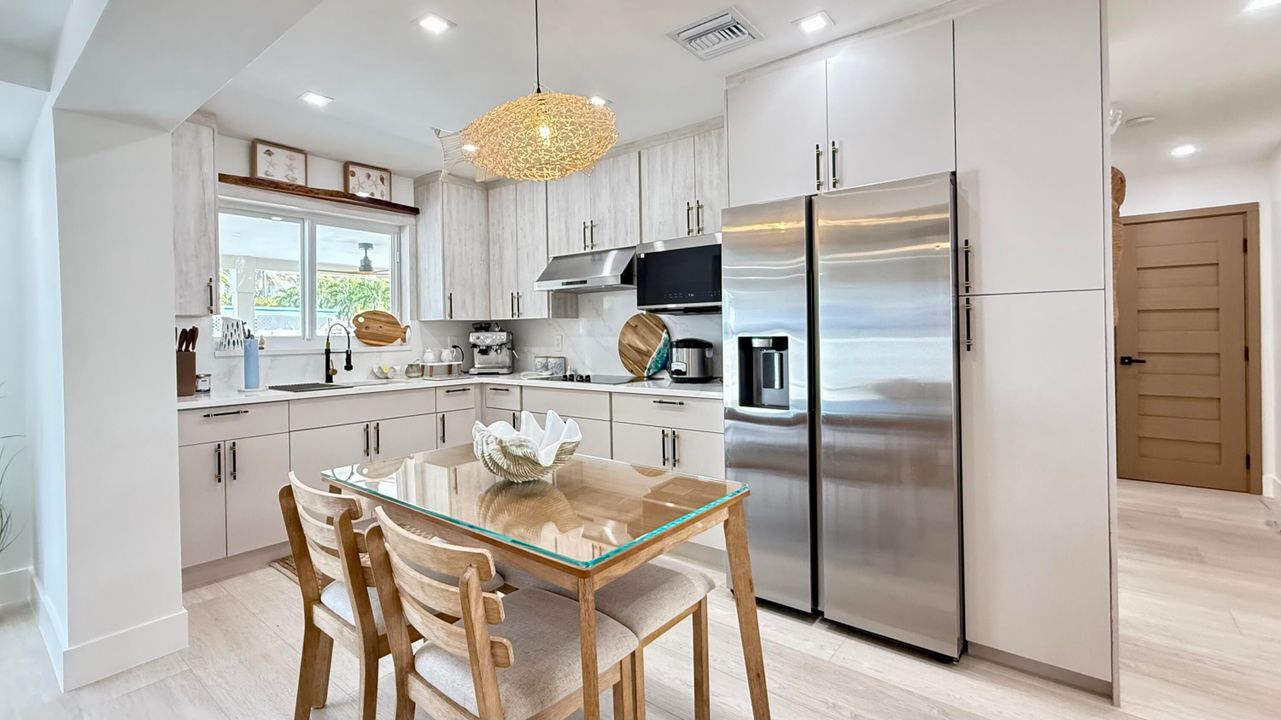 For Sale: $1,200,000 (2 beds, 2 baths, 1056 Square Feet)