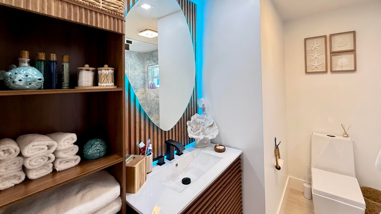 For Sale: $1,200,000 (2 beds, 2 baths, 1056 Square Feet)