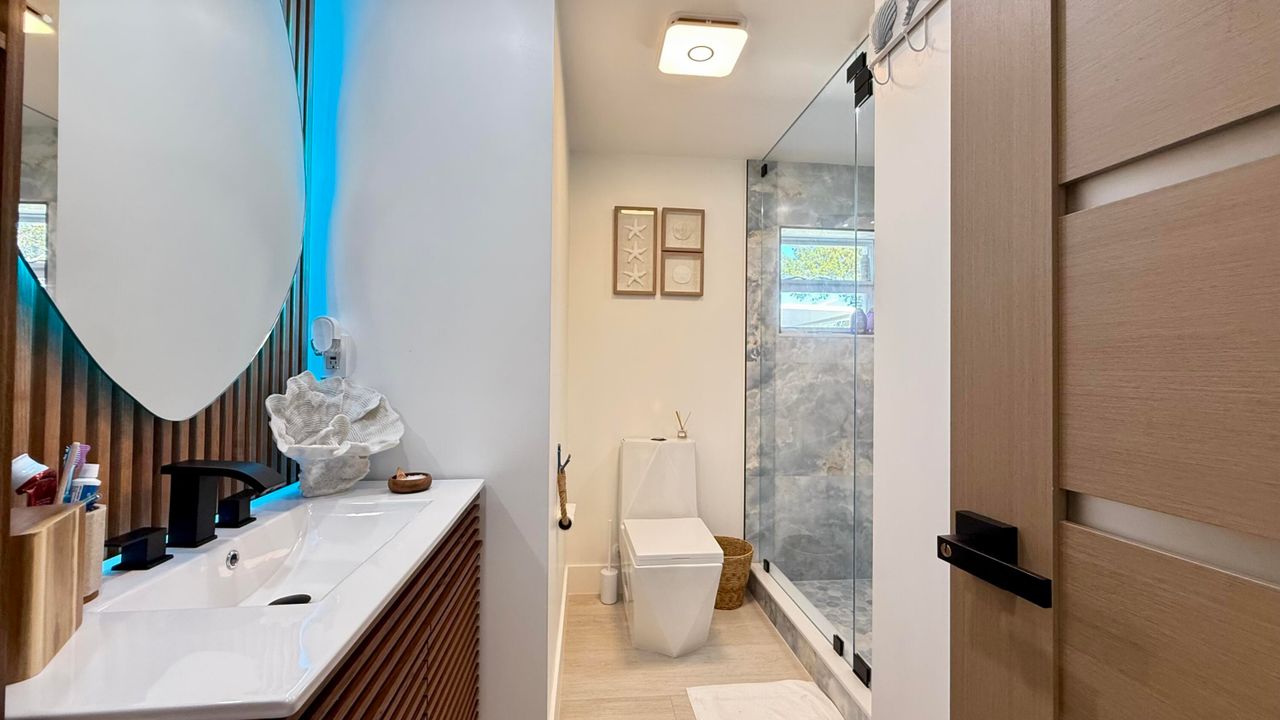 For Sale: $1,200,000 (2 beds, 2 baths, 1056 Square Feet)