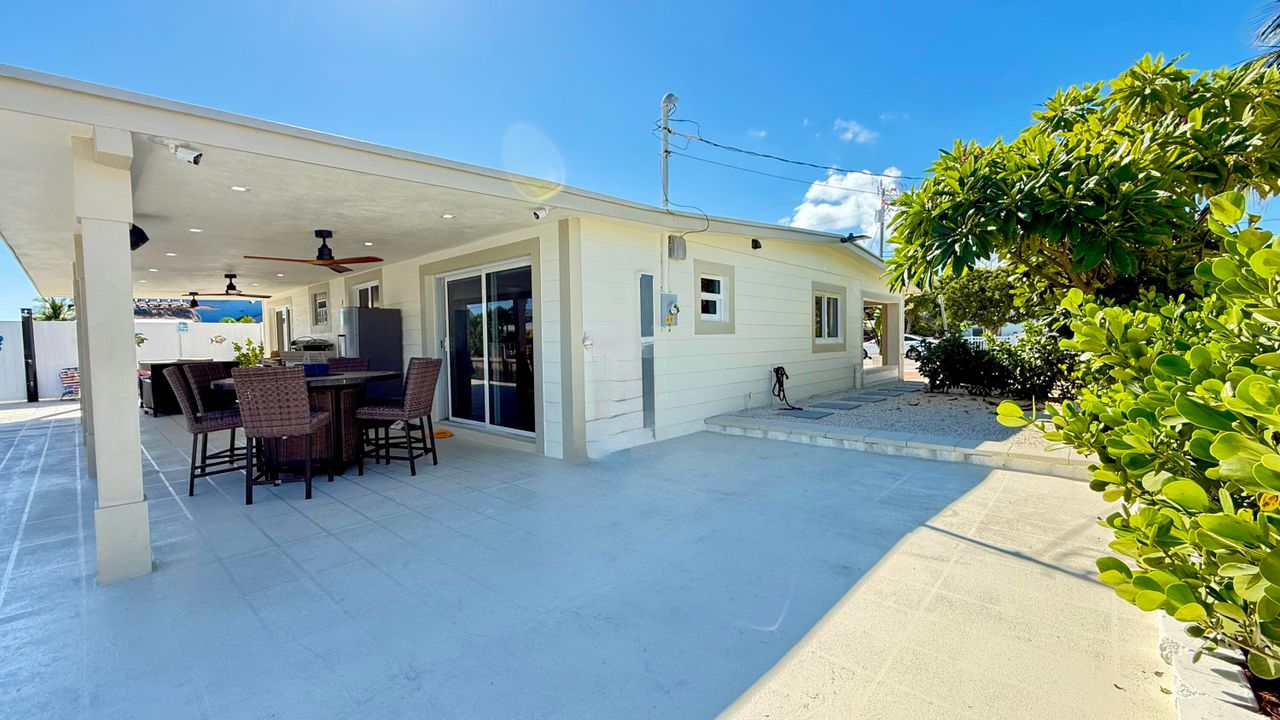 For Sale: $1,200,000 (2 beds, 2 baths, 1056 Square Feet)