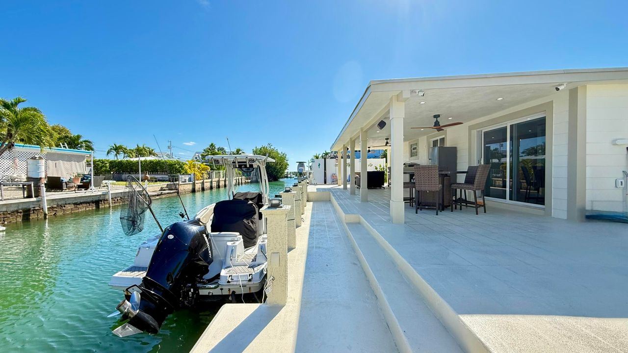 For Sale: $1,200,000 (2 beds, 2 baths, 1056 Square Feet)