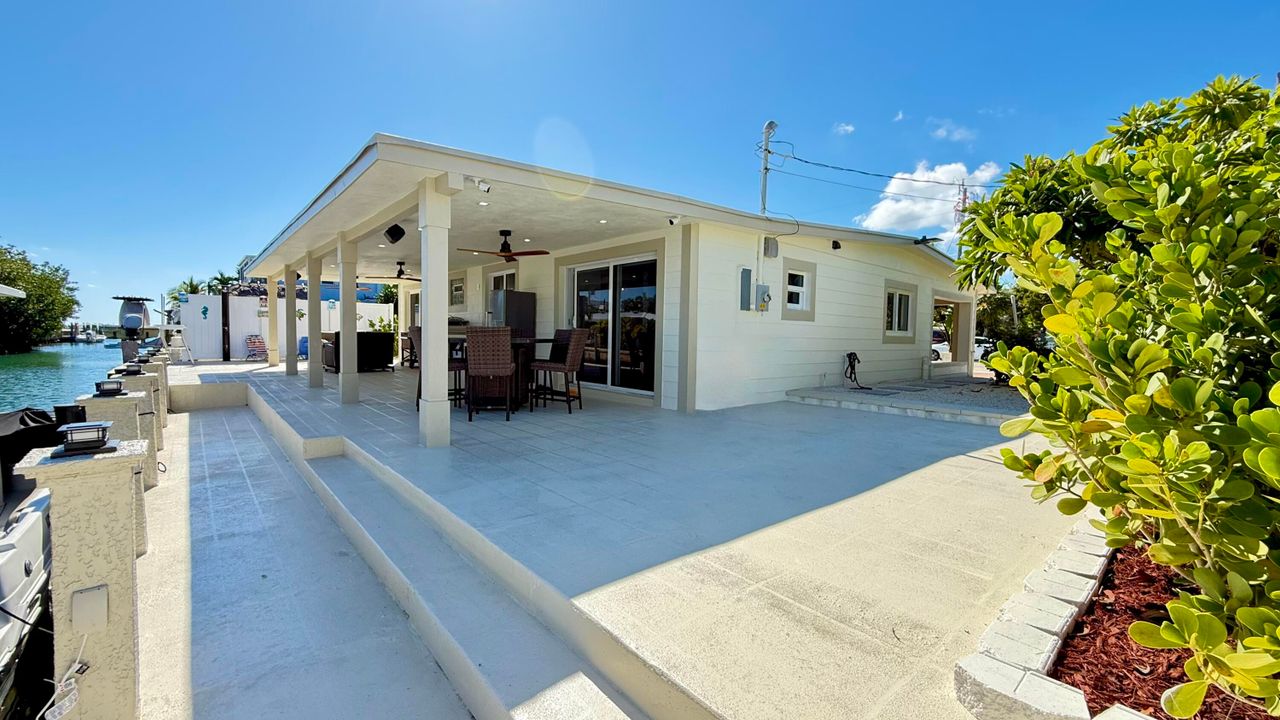 For Sale: $1,200,000 (2 beds, 2 baths, 1056 Square Feet)