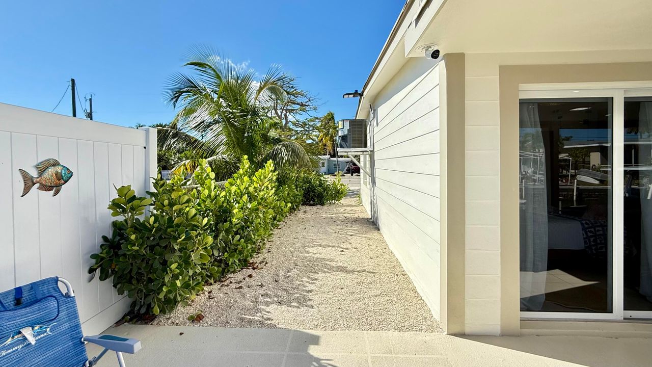 For Sale: $1,200,000 (2 beds, 2 baths, 1056 Square Feet)