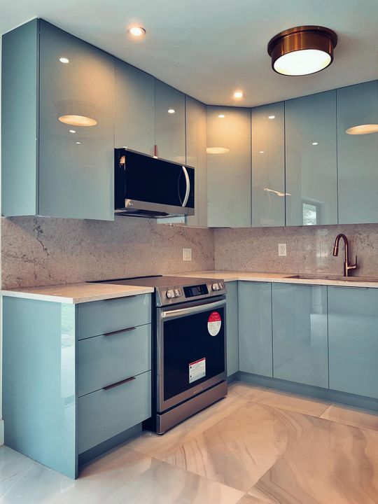 For Rent: $2,495 (2 beds, 1 baths, 930 Square Feet)