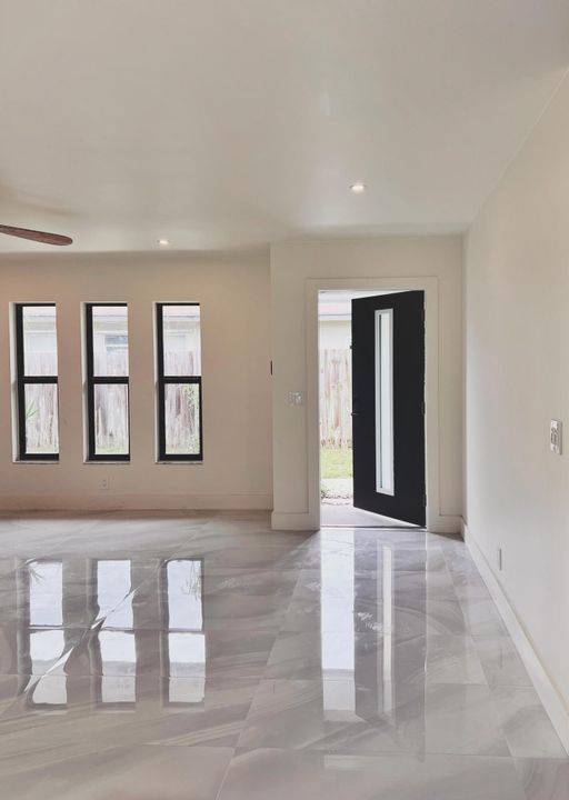 For Rent: $2,495 (2 beds, 1 baths, 930 Square Feet)