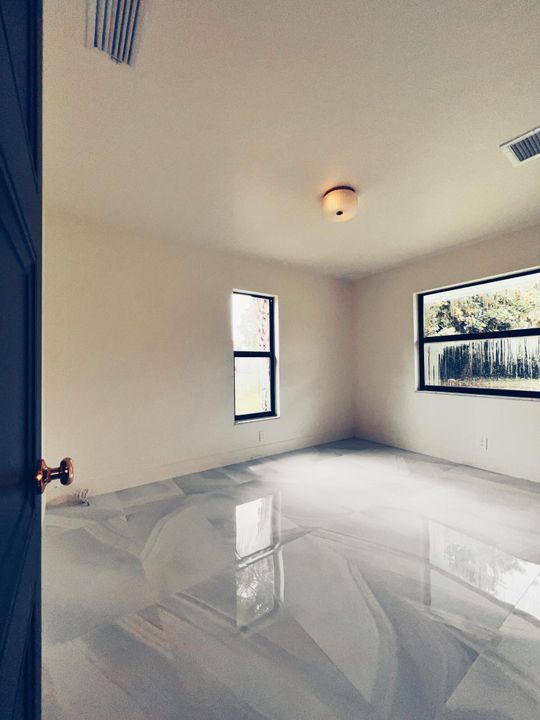 For Rent: $2,495 (2 beds, 1 baths, 930 Square Feet)