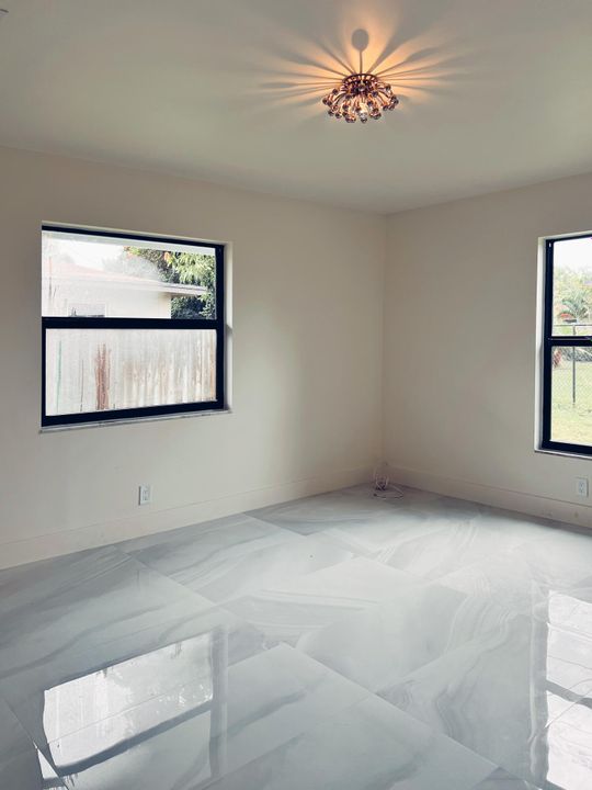 For Rent: $2,495 (2 beds, 1 baths, 930 Square Feet)